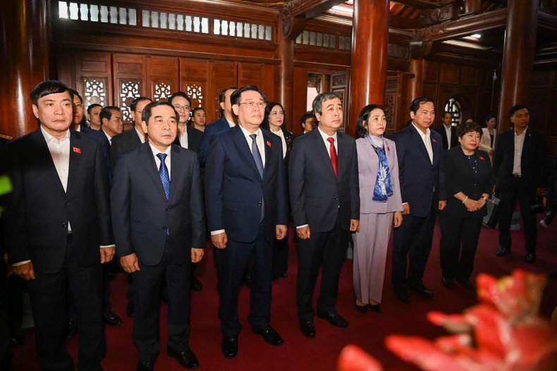 国会主席王廷惠一行前往胡伯伯纪念堂进香和献花。 国会主席王廷惠一行前往胡伯伯纪念堂进香和献花。
