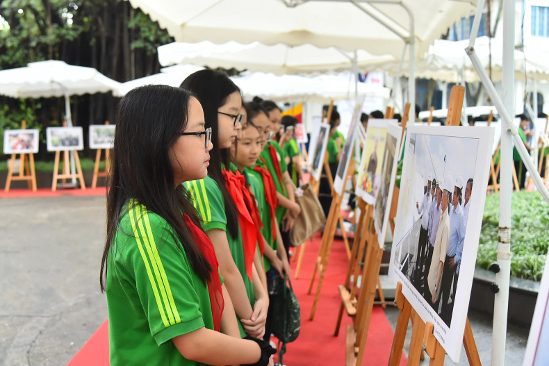 阮智芳初中学生参观展览。 阮智芳初中学生参观展览。