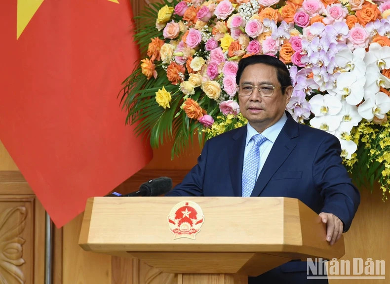 范明正总理在座谈会上发表讲话。 范明正总理在座谈会上发表讲话。