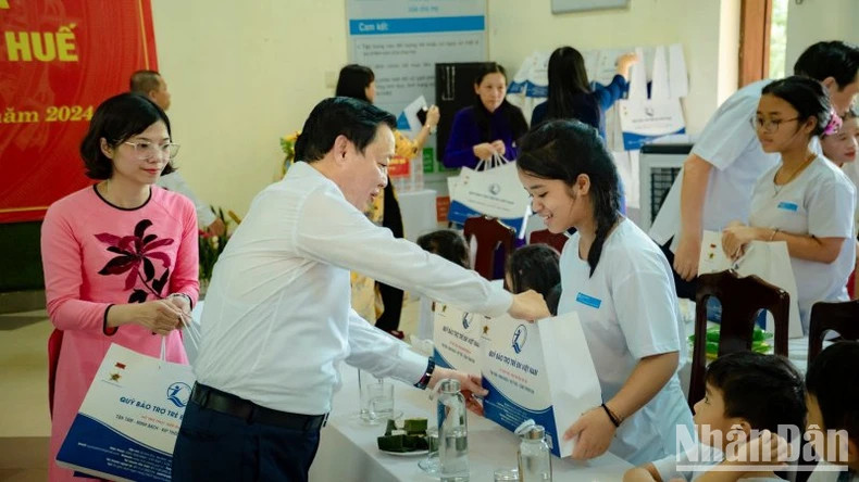 越南政府副总理陈红河探望顺化SOS儿童村并向孩子们赠送礼物。 越南政府副总理陈红河探望顺化SOS儿童村并向孩子们赠送礼物。