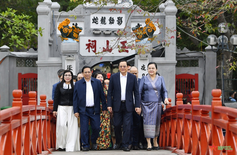 越老两位政府总理携夫人参观河内玉山祠。