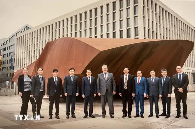 越南公安部部长梁三光访问德国情报局。（图片来源：越通社）