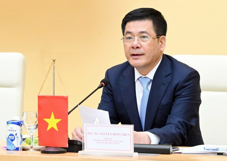 越南工贸部部长阮鸿延在会上发表讲话。