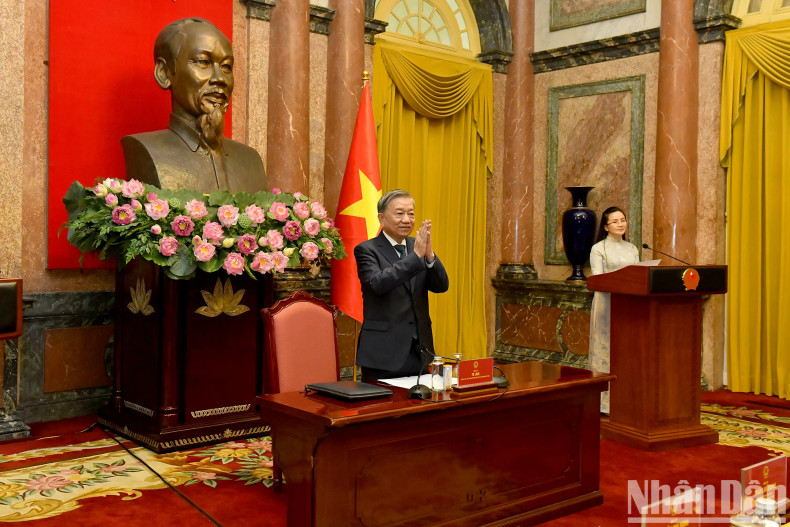 苏林总书记、国家主席出席优秀企业家代表见面会。