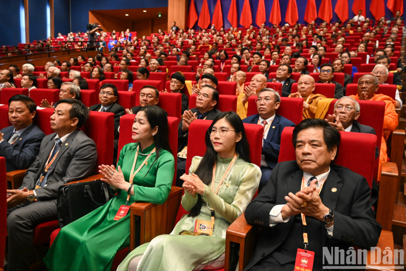 各位代表出席大会。 各位代表出席大会。