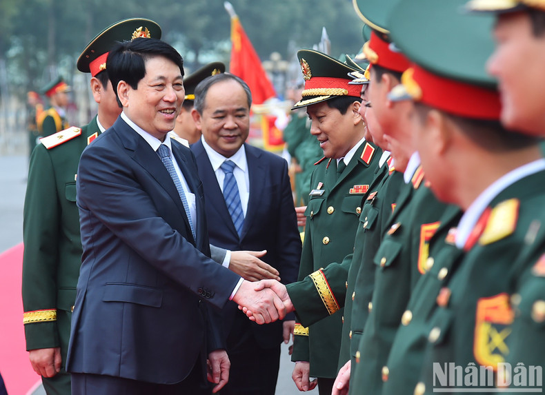 越南国家主席梁强与12军团领导代表。