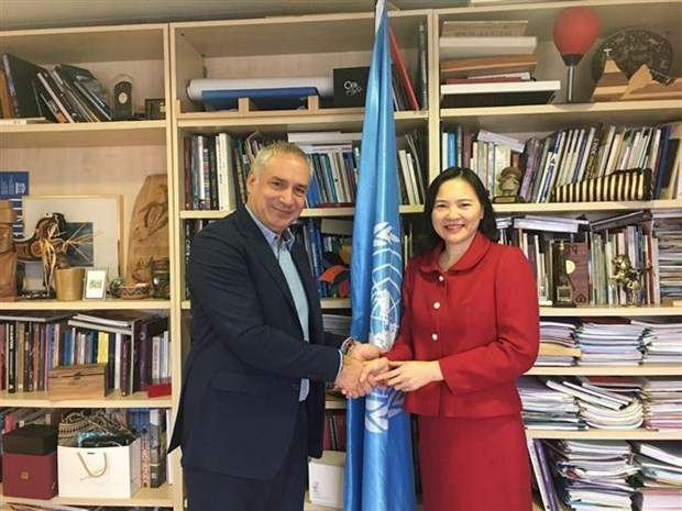 新任越南常驻联合国教科文组织代表团团长阮氏云英大使与教科文组织负责文化事务的助理总干事埃内斯托·奥托内。 新任越南常驻联合国教科文组织代表团团长阮氏云英大使与教科文组织负责文化事务的助理总干事埃内斯托·奥托内。