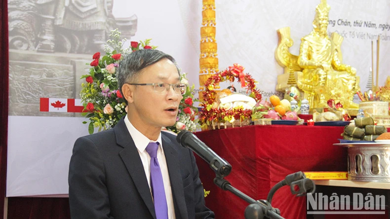 越南驻老挝大使馆公使衔参赞潘明战在仪式上致辞。