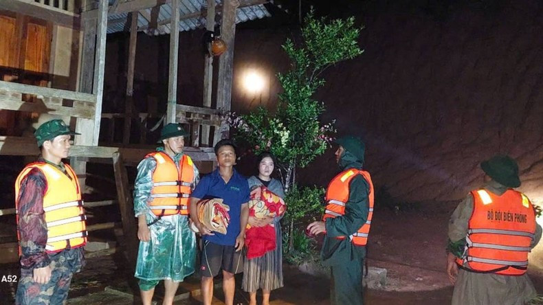 昨晚,若梅(Ra Mai )边防哨所已将明化县仲化乡的多户居民撤离出滑坡高风险区域。 昨晚,若梅(Ra Mai )边防哨所已将明化县仲化乡的多户居民撤离出滑坡高风险区域。