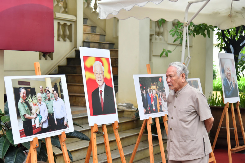 对许多民众来说,阮富仲总书记不仅是一位特别出色的领导人、具有卓越思维的理论家,而且他为人非常朴实、感情丰富且温和。 对许多民众来说,阮富仲总书记不仅是一位特别出色的领导人、具有卓越思维的理论家,而且他为人非常朴实、感情丰富且温和。