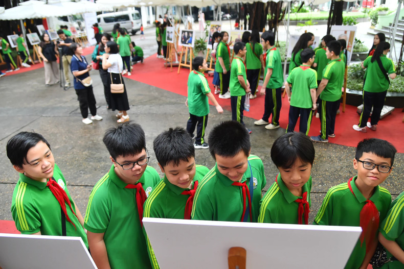 阮智芳初中学生参观展览。 阮智芳初中学生参观展览。