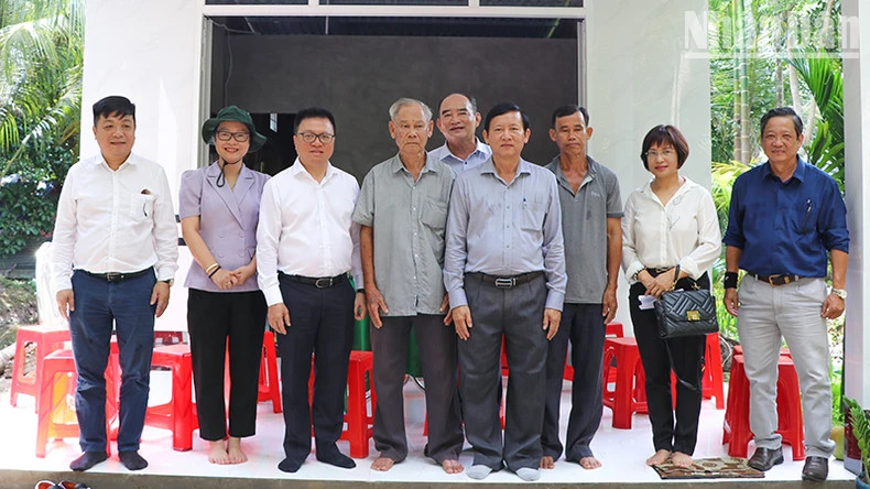 向永隆省茶温县茶昆乡贫困人民捐赠大团结房屋。 向永隆省茶温县茶昆乡贫困人民捐赠大团结房屋。