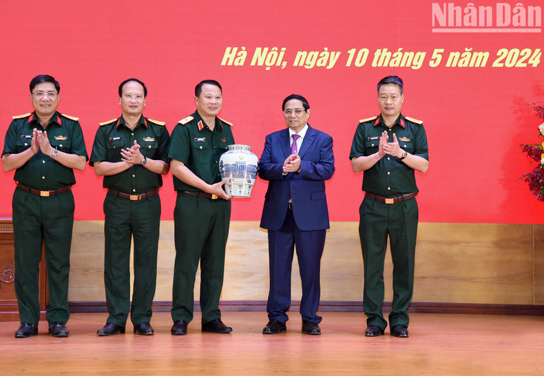 范明正总理向第十二兵团赠送纪念品。 范明正总理向第十二兵团赠送纪念品。