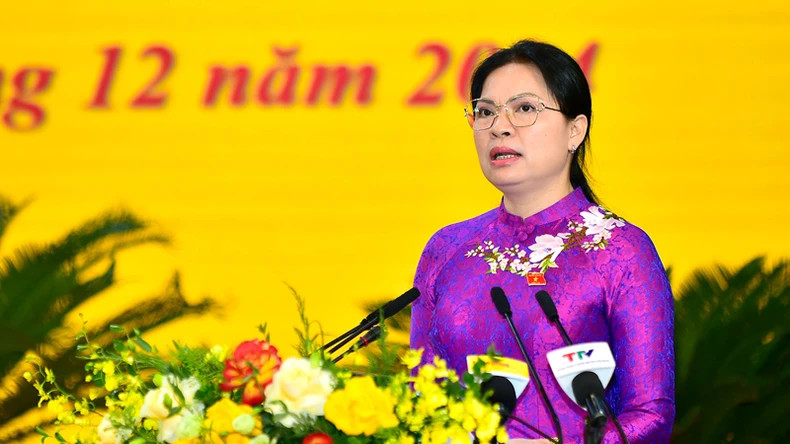 越共中央委员、宣光省省委书记、省国会代表团团长何氏娥在会议上发表讲话。 越共中央委员、宣光省省委书记、省国会代表团团长何氏娥在会议上发表讲话。