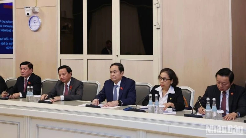 国会主席陈青敏以及越南代表团成员出席会谈。 国会主席陈青敏以及越南代表团成员出席会谈。