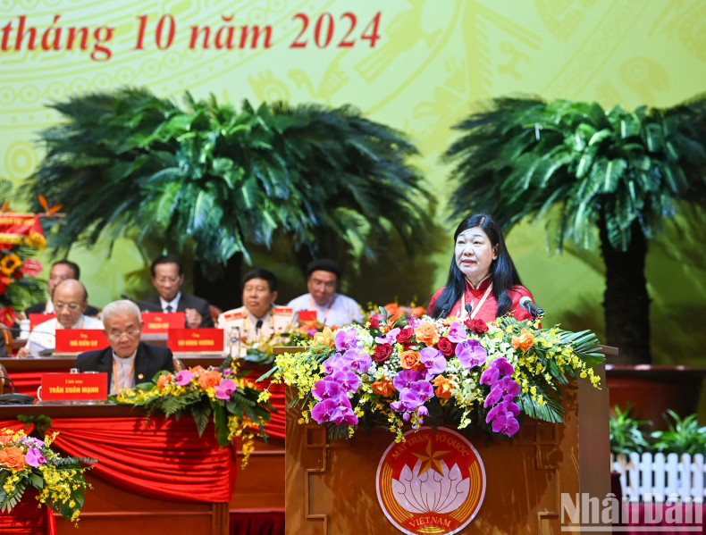 河内市祖国阵线委员会主席阮兰香发表讲话。 河内市祖国阵线委员会主席阮兰香发表讲话。