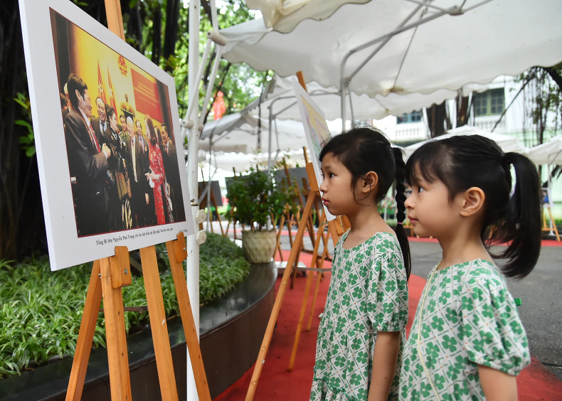 许多孩子也由家人带去参观展览,了解阮富仲总书记的生活和事业。 许多孩子也由家人带去参观展览,了解阮富仲总书记的生活和事业。