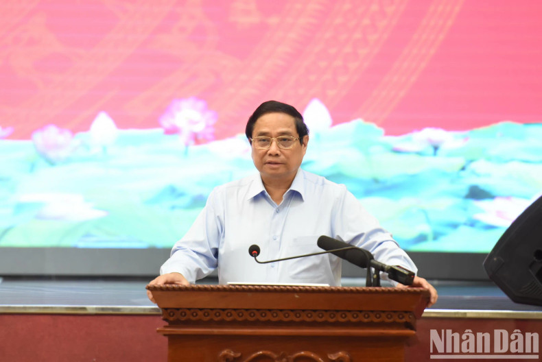 范明正总理在会上发表结论性讲话。 范明正总理在会上发表结论性讲话。