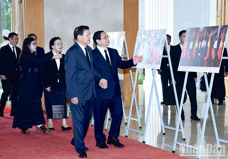 越南政府总理范明正向老挝人民革命党中央总书记、国家主席通伦·西苏里介绍关于阮富仲总书记对外活动的一些图片。 越南政府总理范明正向老挝人民革命党中央总书记、国家主席通伦·西苏里介绍关于阮富仲总书记对外活动的一些图片。