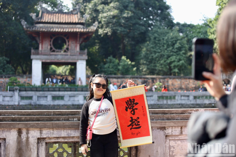 除了求字,人民还在文庙参观、拍照留念。 除了求字,人民还在文庙参观、拍照留念。