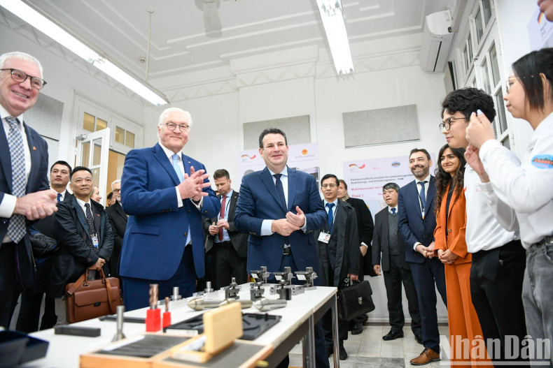 德国总统施泰因迈尔已同准备赴德学习和工作的学生和学员会面,亲切交谈。 德国总统施泰因迈尔已同准备赴德学习和工作的学生和学员会面,亲切交谈。