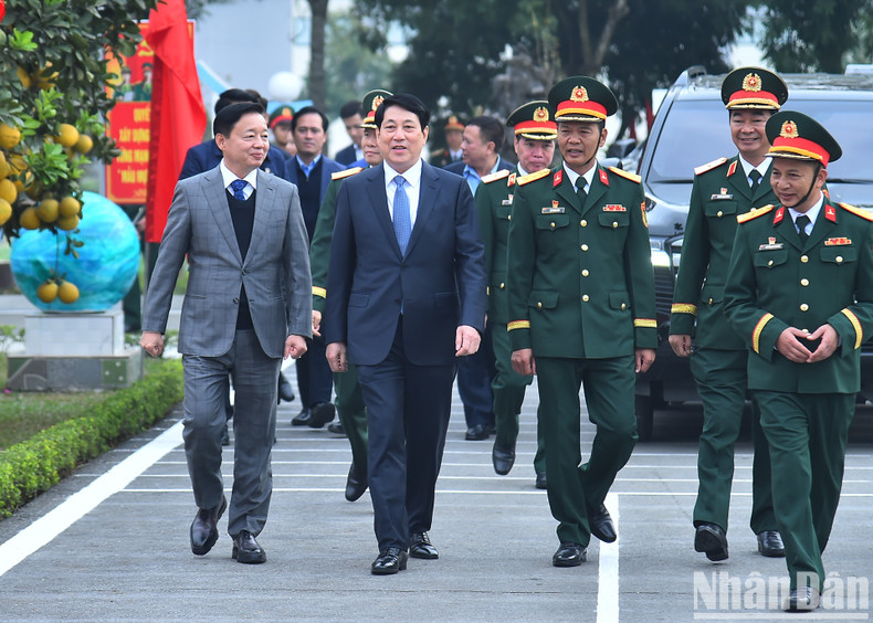 此前，梁强主席一行视察12军241旅。