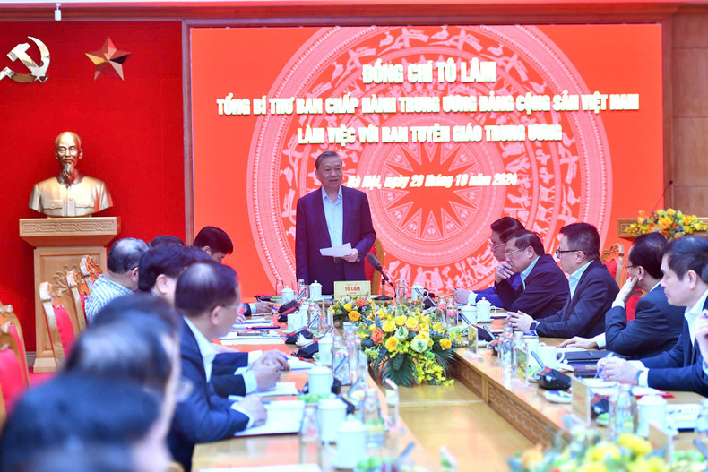苏林总书记在会上发表讲话。 苏林总书记在会上发表讲话。
