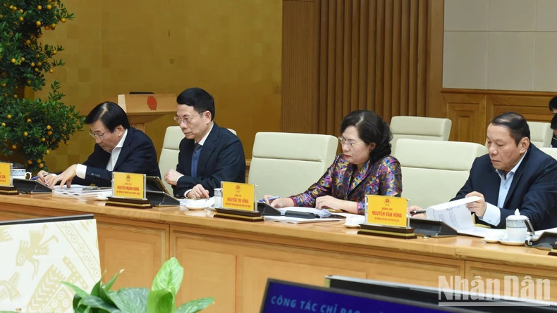 越南政府行政改革指导委员会成员出席会议。