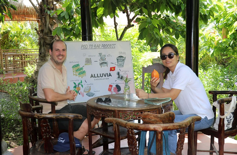 外国游客参观𢄂𥺊春伦可可有限公司的Alluvia可可园和巧克力生产厂。