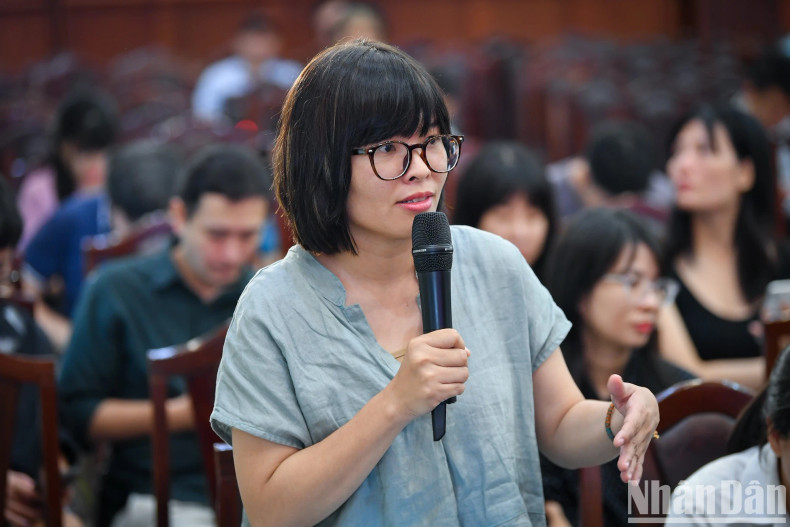 记者就此次活动进行提问。 记者就此次活动进行提问。
