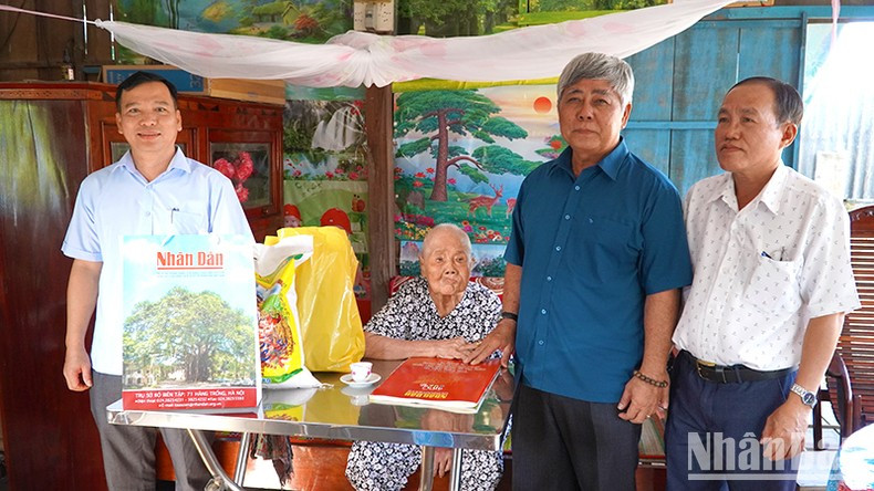 《人民报》探望当地越南英雄母亲、优抚对象和贫困家庭,给予关心和分忧解难并赠送春节礼物。 《人民报》探望当地越南英雄母亲、优抚对象和贫困家庭,给予关心和分忧解难并赠送春节礼物。