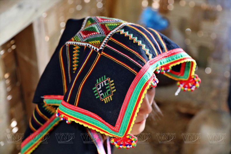 五颜六色的贡族少女“标”头巾（Khăn Piêu）。