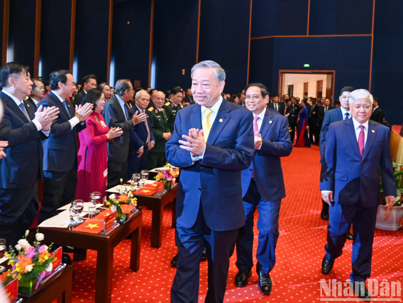 苏林总书记、国家主席以及各位领导出席大会。 苏林总书记、国家主席以及各位领导出席大会。