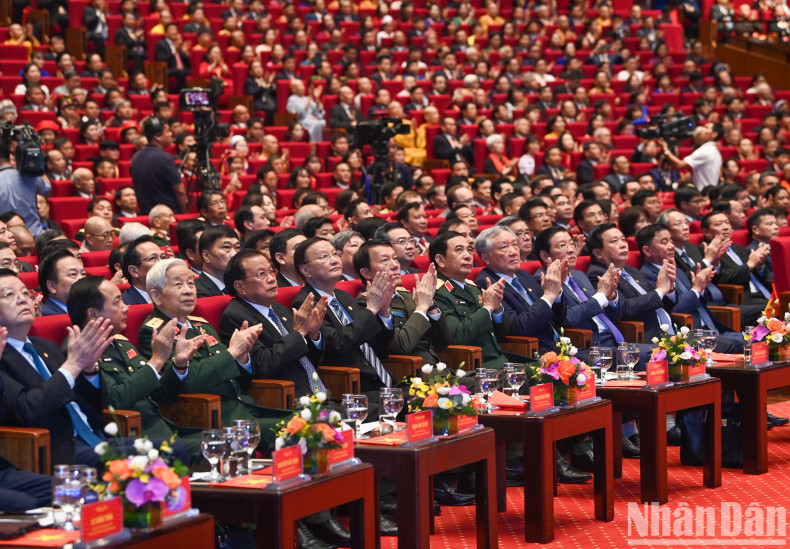 出席大会的各位代表。 出席大会的各位代表。