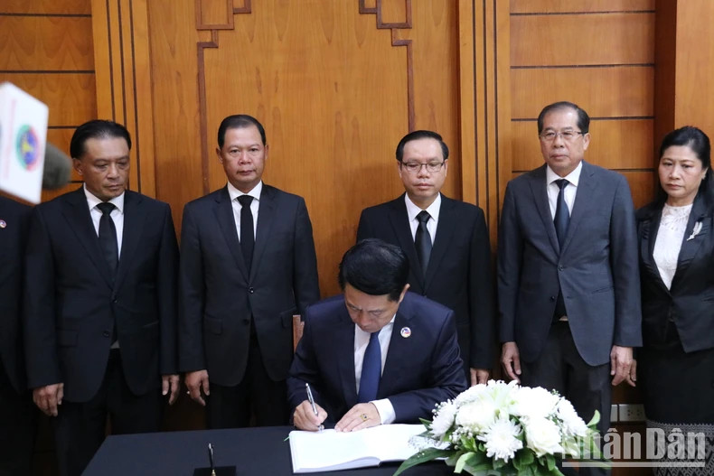 老挝政府副总理兼外交部长沙伦塞·贡马西在吊唁簿上留言。