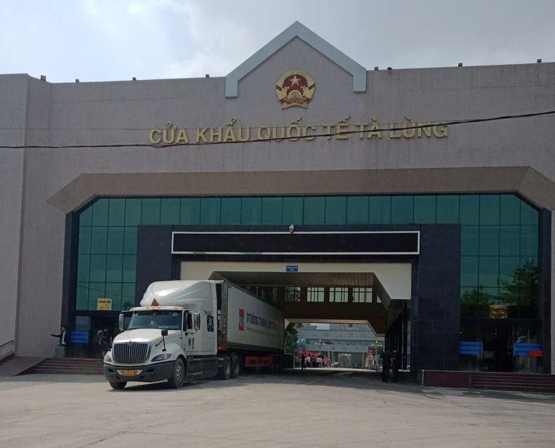 车辆通过高平省广和县驮隆口岸进出口货物。 (图片来源:明俊 摄) 车辆通过高平省广和县驮隆口岸进出口货物。 (图片来源:明俊 摄)