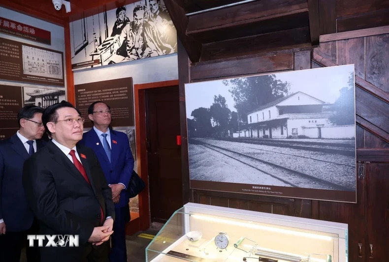 国会主席王廷惠参观了位于昆明市的胡志明主席遗迹区。 国会主席王廷惠参观了位于昆明市的胡志明主席遗迹区。