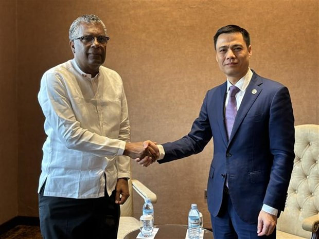 邓黄江大使会见巴哈马外交部长。 邓黄江大使会见巴哈马外交部长。