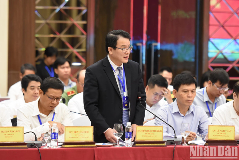 政府工作代表团成员在会上发表讲话。 政府工作代表团成员在会上发表讲话。