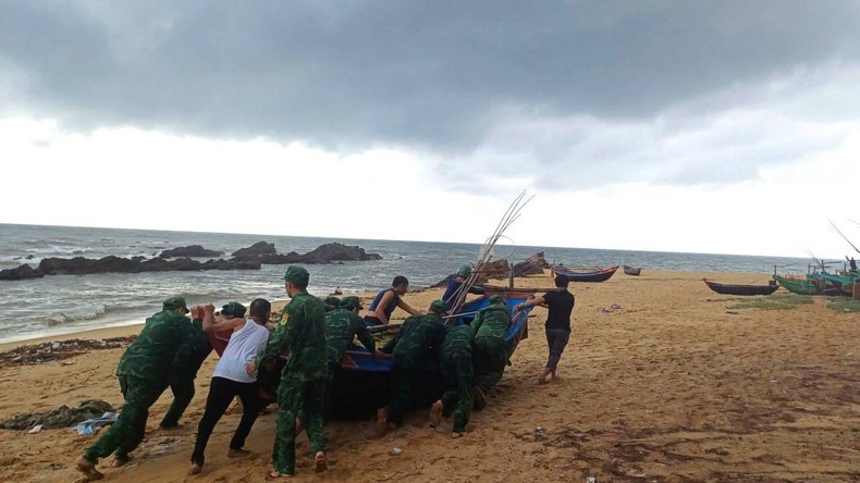 边防部队协助广宁县海宁乡渔民将渔船上岸避风。 边防部队协助广宁县海宁乡渔民将渔船上岸避风。