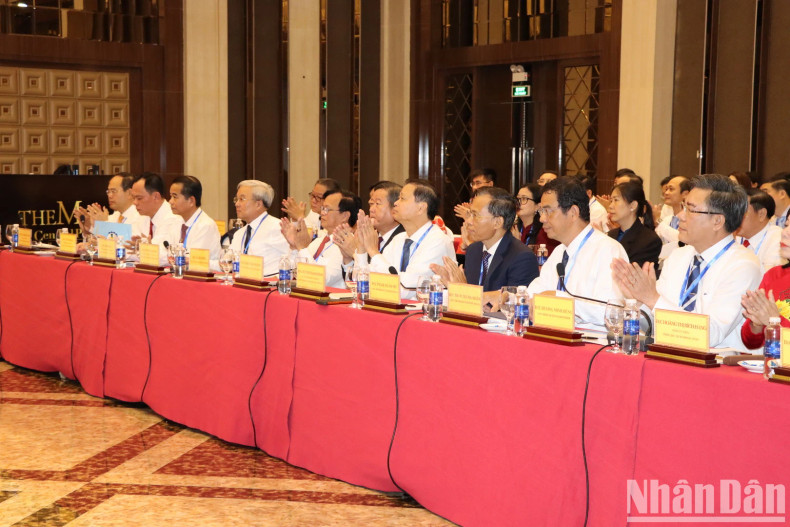 同奈省省委常务委员会领导代表出席会议。 同奈省省委常务委员会领导代表出席会议。