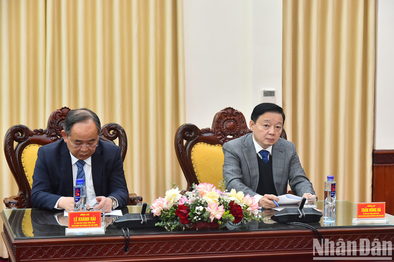 越南政府副总理陈红河、国家主席办公厅主任黎庆海出席会议。