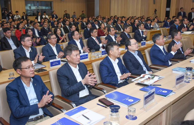 各位领导代表出席会议。 各位领导代表出席会议。