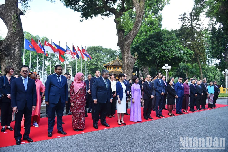 越南外交部副部长杜雄越以及东盟各国、东盟伙伴国驻越大使出席升旗仪式。