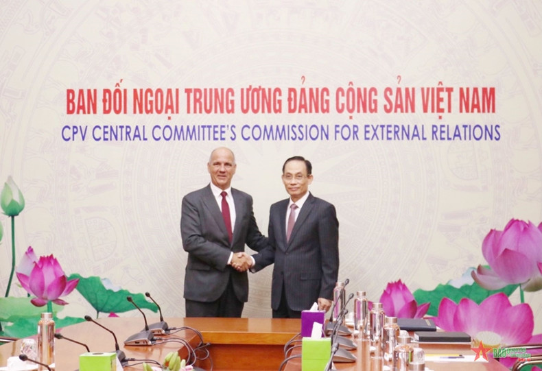 越共中央对外部部长黎怀忠与保罗·雷蒙多总书记。 越共中央对外部部长黎怀忠与保罗·雷蒙多总书记。