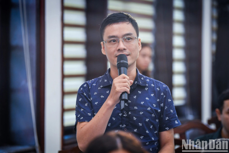 记者就此次活动进行提问。 记者就此次活动进行提问。