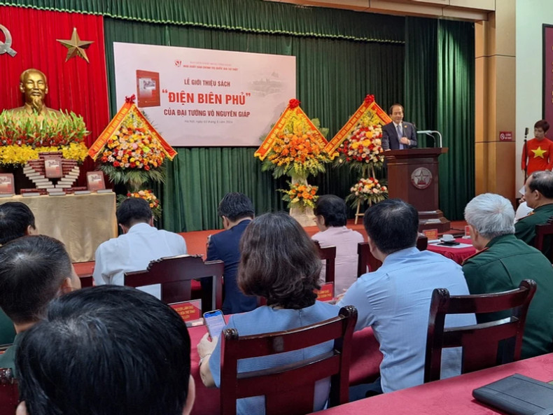 武元甲大将《奠边府》书籍(第九版)发布仪式。 武元甲大将《奠边府》书籍(第九版)发布仪式。