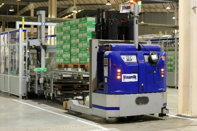 工厂的LGV机器人可以计算出最快的移动路径,与传统叉车相比,有助于节省能源并减少62%的二氧化碳排放。 工厂的LGV机器人可以计算出最快的移动路径,与传统叉车相比,有助于节省能源并减少62%的二氧化碳排放。