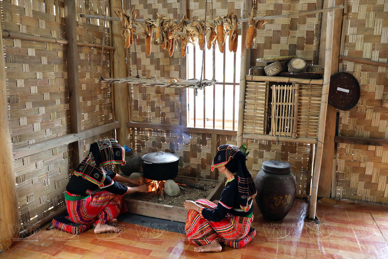 贡族妇女的传统服饰色彩斑斓。