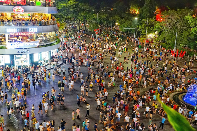 还剑湖步行街每逢周末都吸引众多市民和游客前来游玩。 还剑湖步行街每逢周末都吸引众多市民和游客前来游玩。